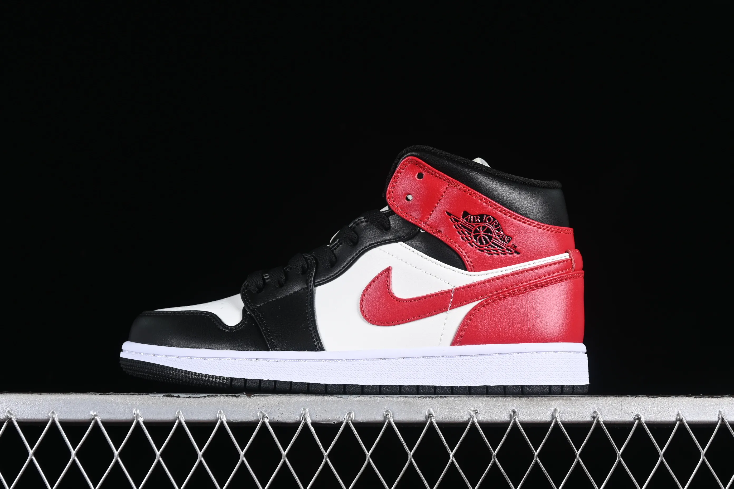 All categories Air Jordan Jordan series basketball shoes Air Jordan 1 Mid Air Jordan 1 Mid "Black Toe" AJ1 Joe 1 white black red Zhongbang basketball shoes BQ6472-160